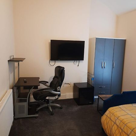 Lovely Bedroom With Shared Kitchen & Bathroom Free Parking 沃尔索尔 外观 照片