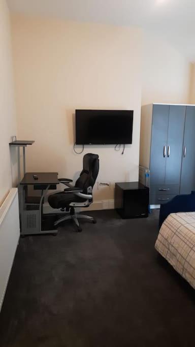 Lovely Bedroom With Shared Kitchen & Bathroom Free Parking 沃尔索尔 外观 照片