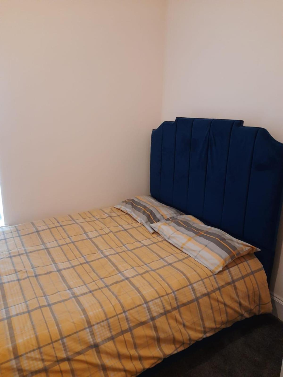 Lovely Bedroom With Shared Kitchen & Bathroom Free Parking 沃尔索尔 外观 照片