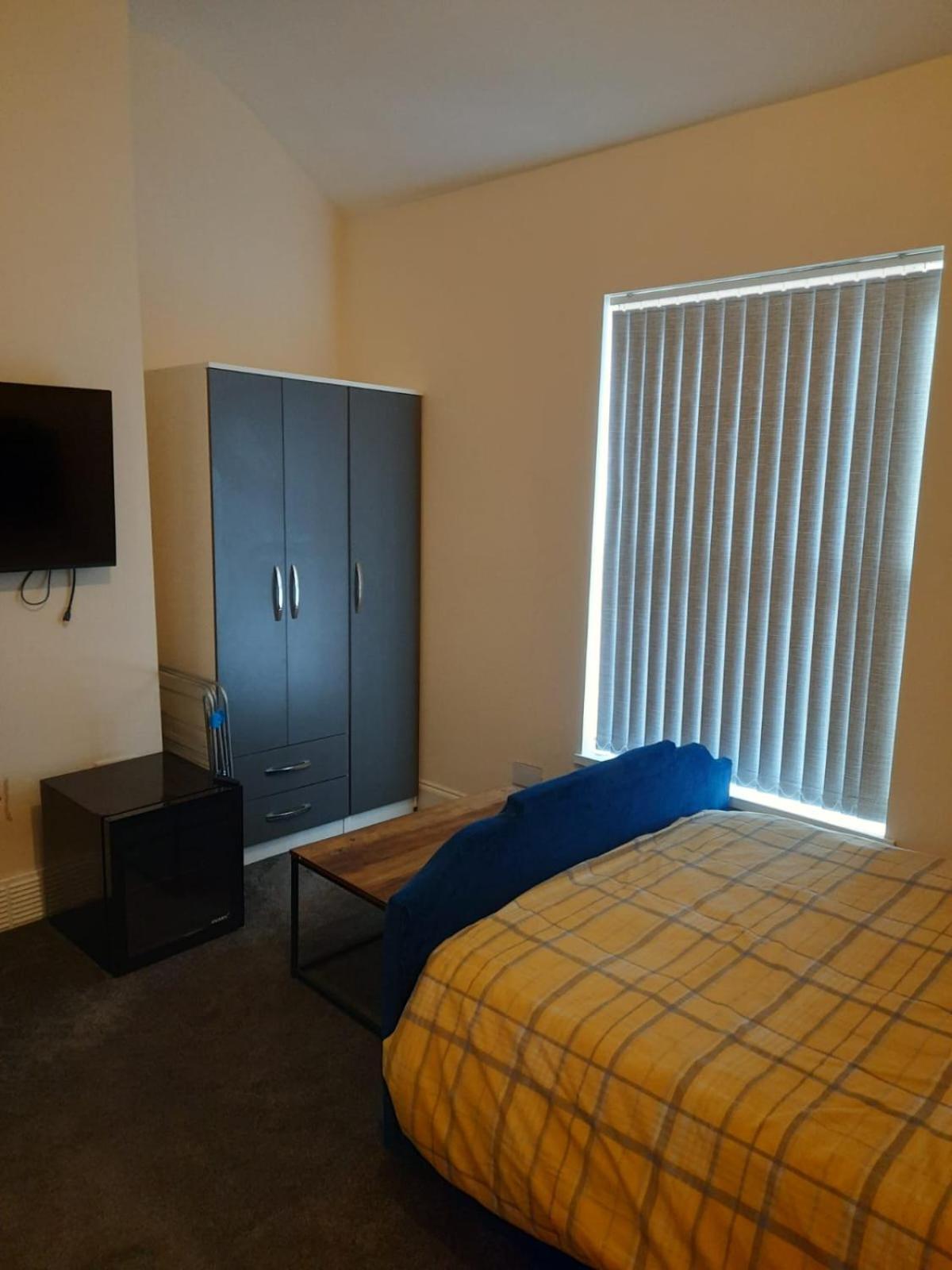 Lovely Bedroom With Shared Kitchen & Bathroom Free Parking 沃尔索尔 外观 照片