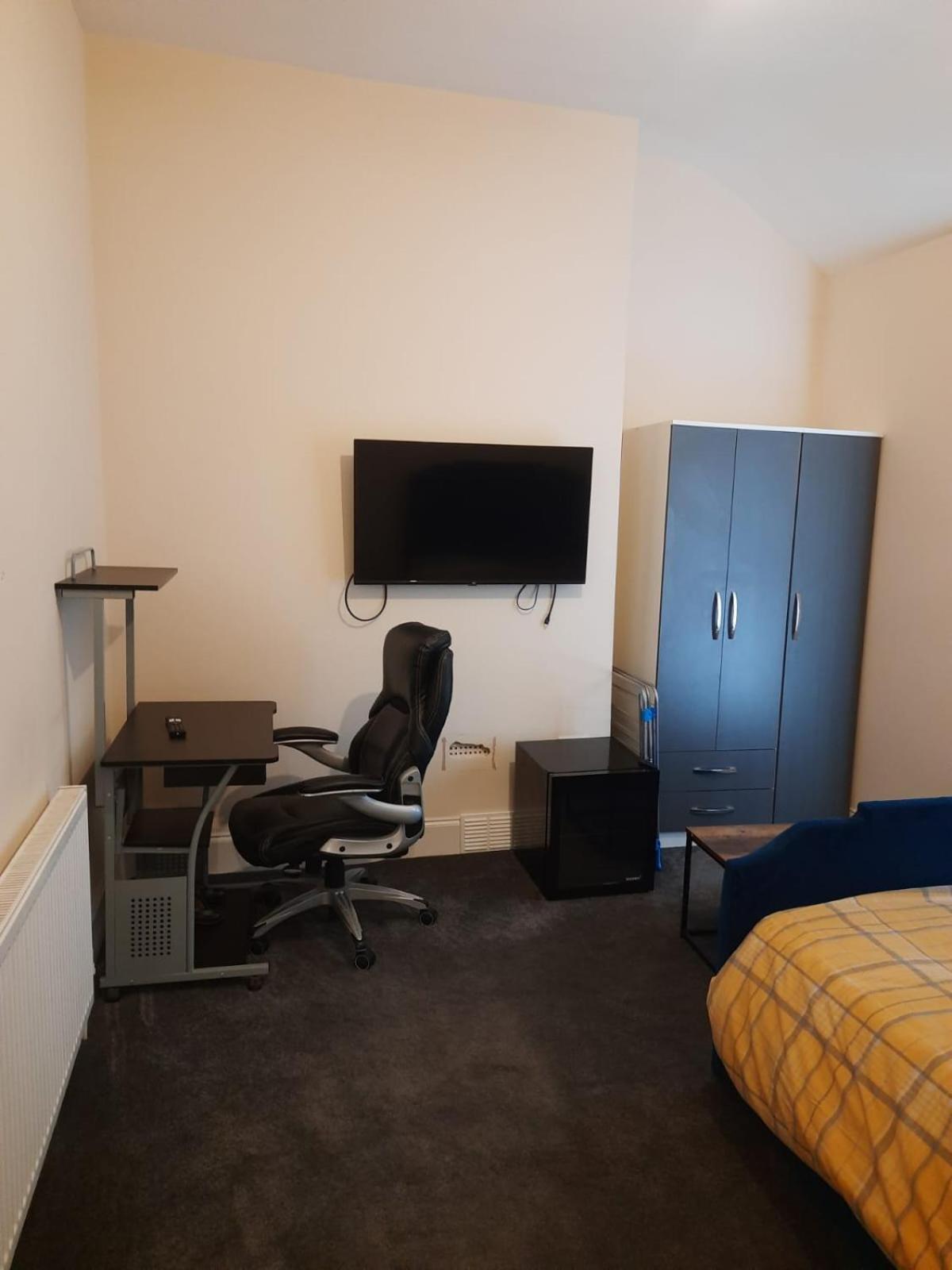 Lovely Bedroom With Shared Kitchen & Bathroom Free Parking 沃尔索尔 外观 照片