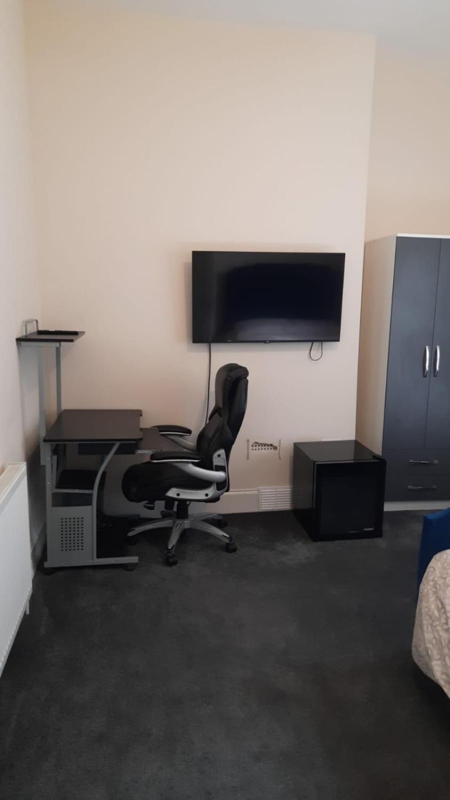 Lovely Bedroom With Shared Kitchen & Bathroom Free Parking 沃尔索尔 外观 照片